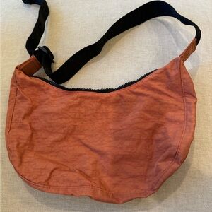 BAGGU rhubarb medium crescent EUC